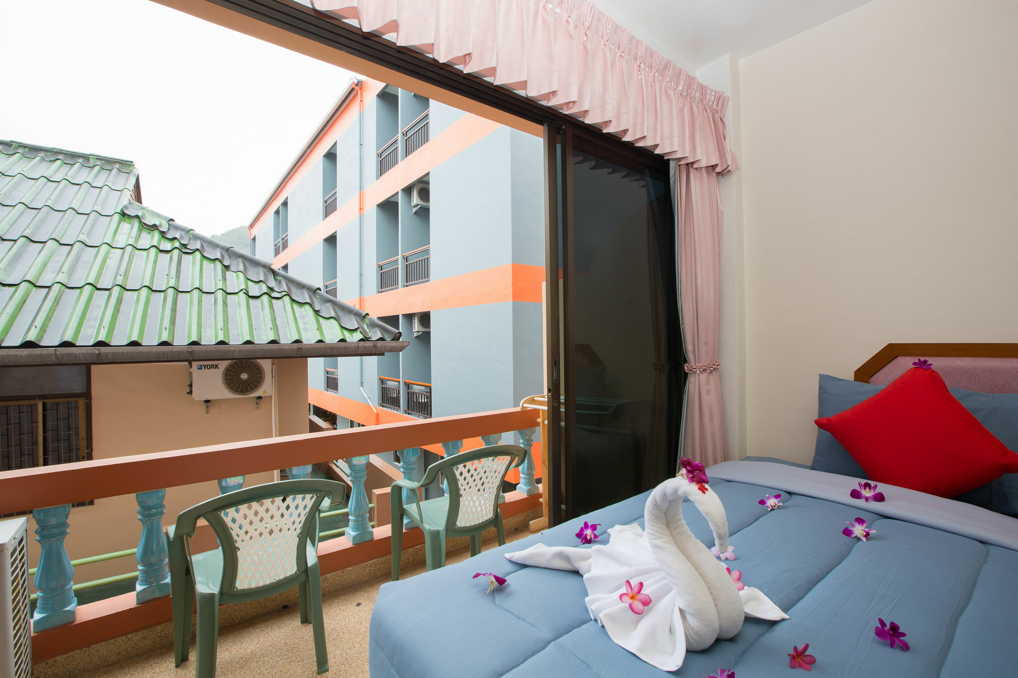 Chusri Hotel Patong Exterior photo